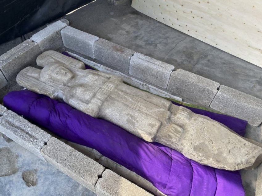 Fermerët meksikanë gjejnë një statujë të rrallë gruaje
