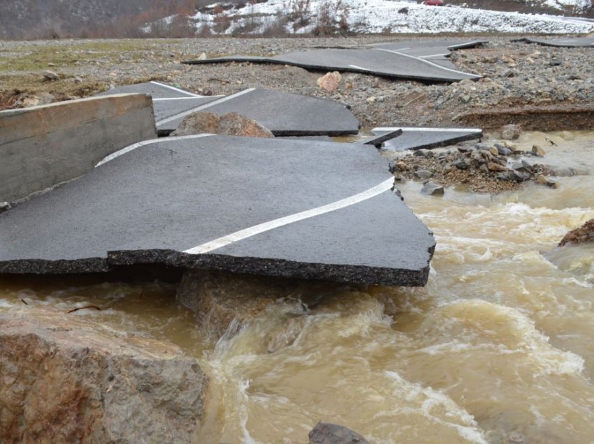 Kryetari i Klinës mohon se asfalti i dëmtuar nga vërshimet ishte nën mbikëqyrjen e tyre: Prokurimi u udhëhoq nga Malisheva