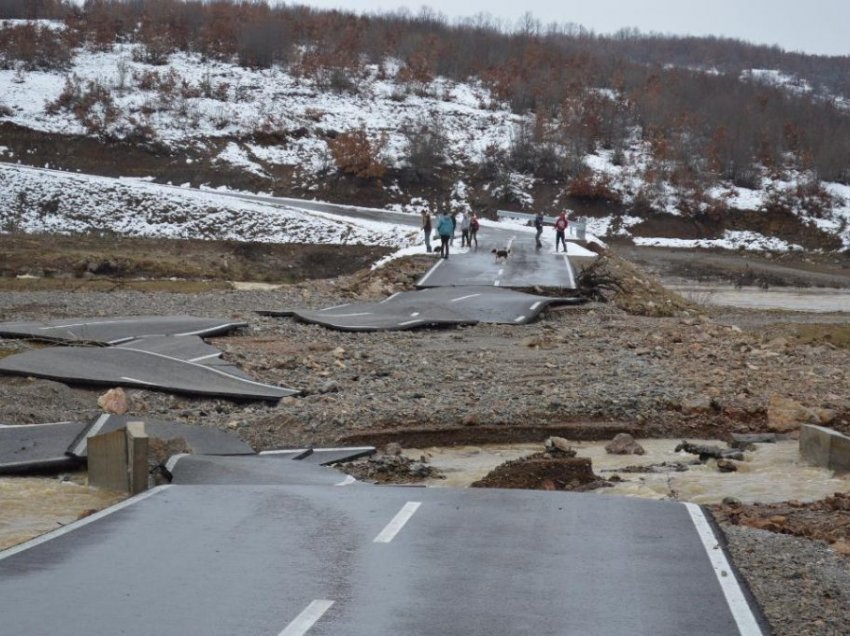 Rrugën Rud-Sferkë e ka ndërtuar Ministria e Infrastrukturës dhe pjesa e dëmtuar është në territorin e Klinës