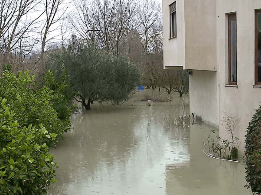 Përmbytje në Shijak/ Uji vërshon nëpër shtëpi, shumë toka janë nën ujë