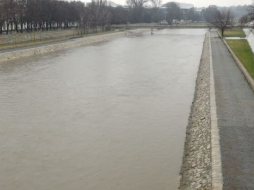 Reshjet e shiut rrisin nivelet e lumenjve në Maqedoninë Veriore