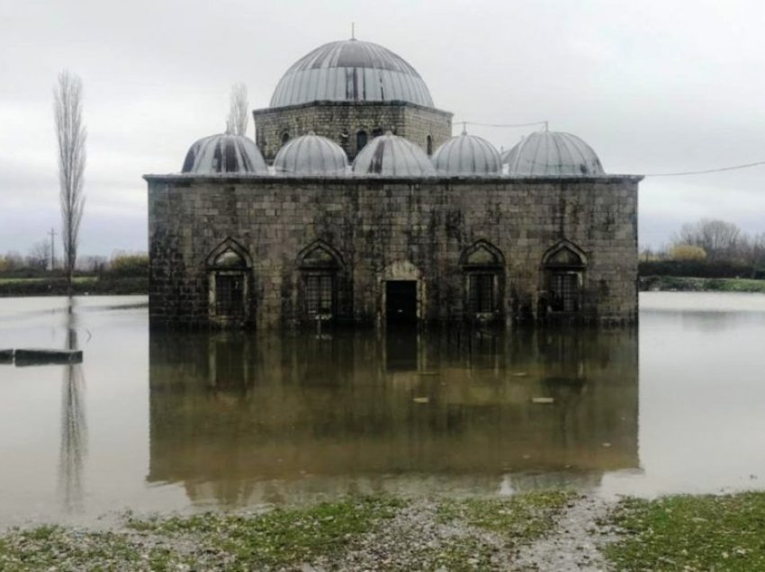 Shqipëria nën “mbretërimin” e ujit, përmbytjet nuk kursejnë as Xhaminë e “Plumbit”