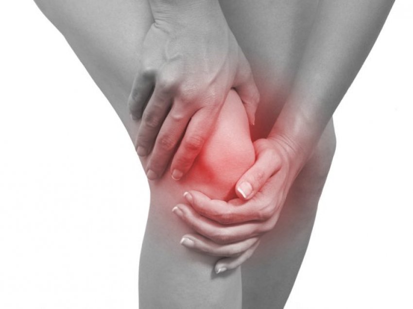 5 kura naturale për të larguar dhimbjen e gjunjëve menjëherë
