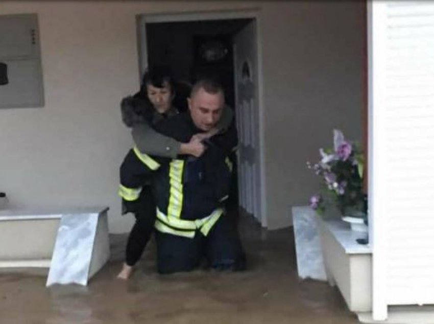 Zjarrfikësi në Gjilan, duke larguar të moshuarën nga shtëpia që iu përmbyt nga uji 