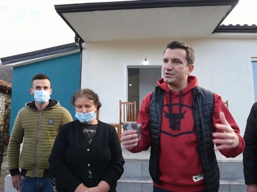 Kryebashkiaku vizitë në shtëpitë e reja të Hamdi dhe Genc Allmuçës në Baldushk/ Veliaj: Nuk duhet harruar kur Tirana përmbytej nga ata që sot bëjnë gam-gam nga Gjiri Lalzit