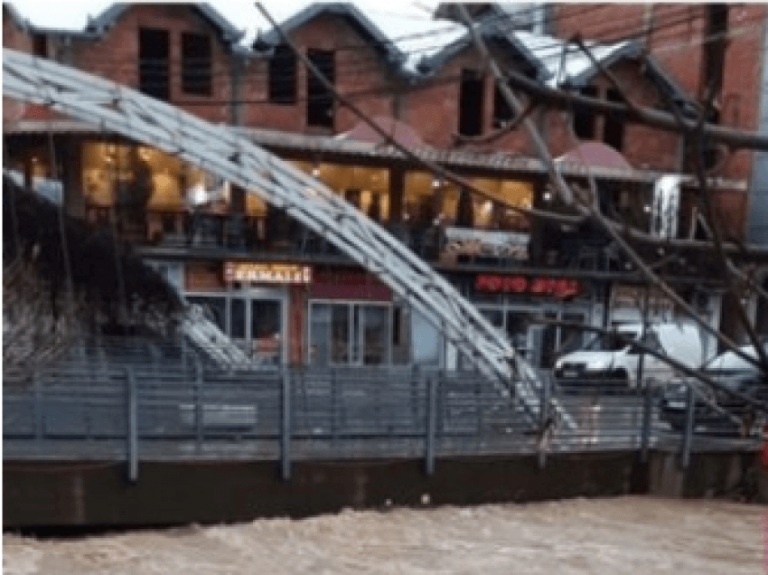 Vërshimet shkaktojnë dëme në Malishevë, evakuohet një familje