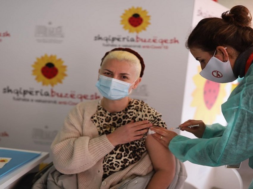 Dita e tretë e vaksinimit/ Ministrja Manastirliu publikon fotot, mjekë e infermierë do marrin dozën e parë të vaksinës anti-COVID