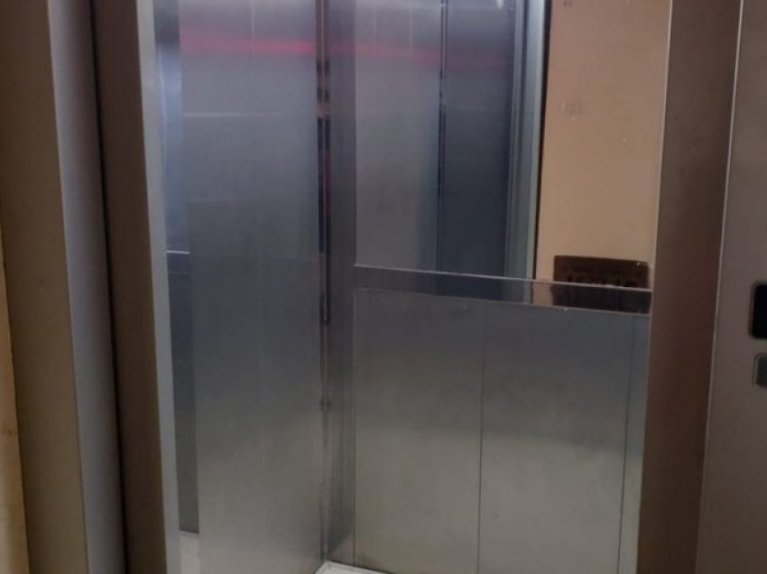 Si pasojë e defektit në ashensor, banori në Fushë-Kosovë bie në katin përdhes më pas dërgohet në QKUK