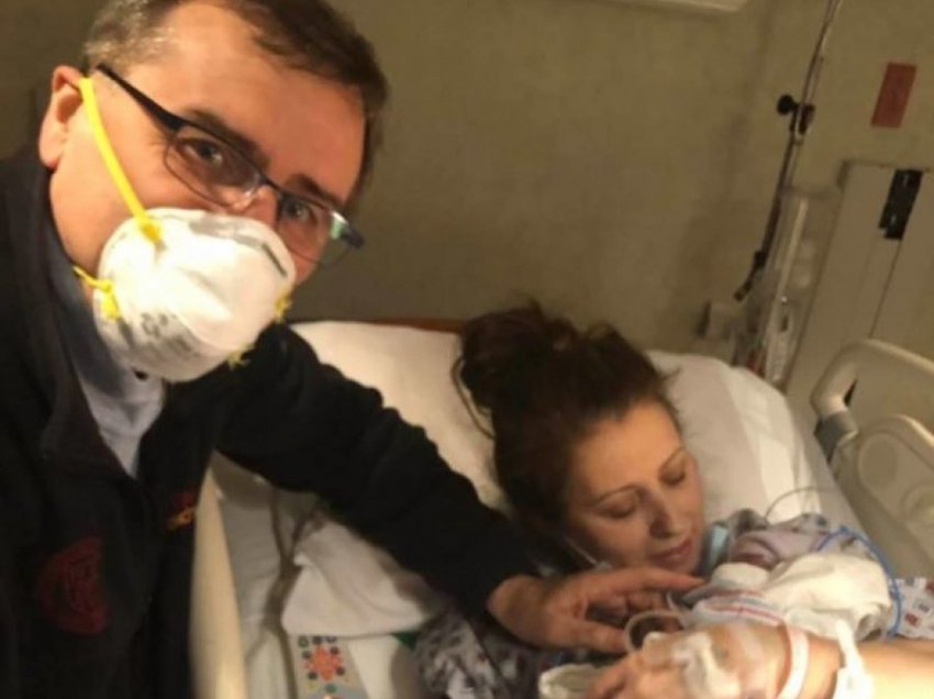 Mjeku shqiptar në SHBA bëhet baba pas 32 vitesh pritje, rrëfen emocionet
