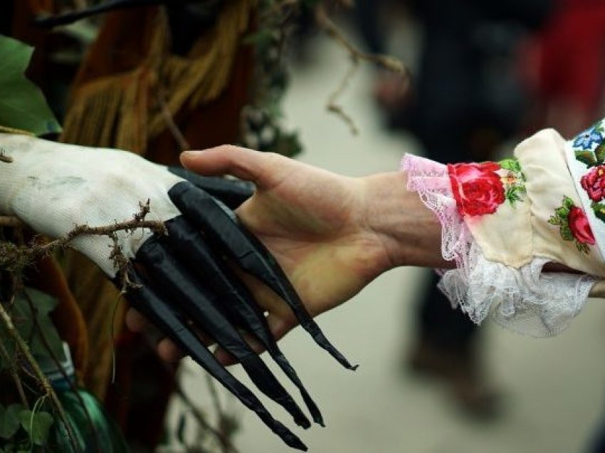 Pjesëmarrësit e karnavalit të Vevçanit dogjën maskat dhe flamurin e Bullgarisë