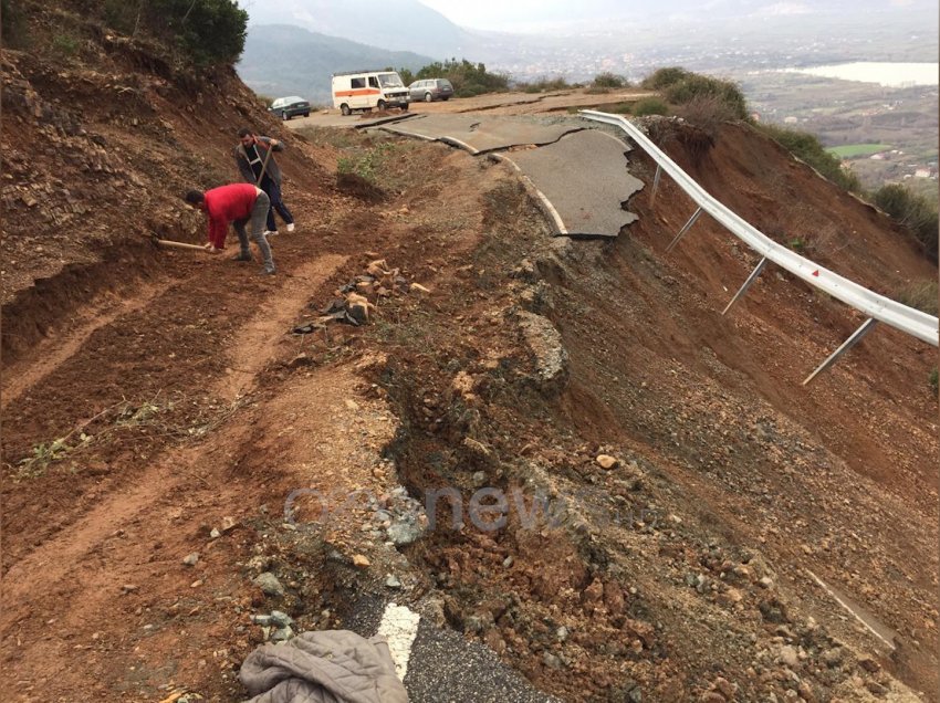 Reshjet shembën rrugën dhe bllokuan 9 fshatra në Lezhë, banorët ndërhyjnë vetë për ta hapur