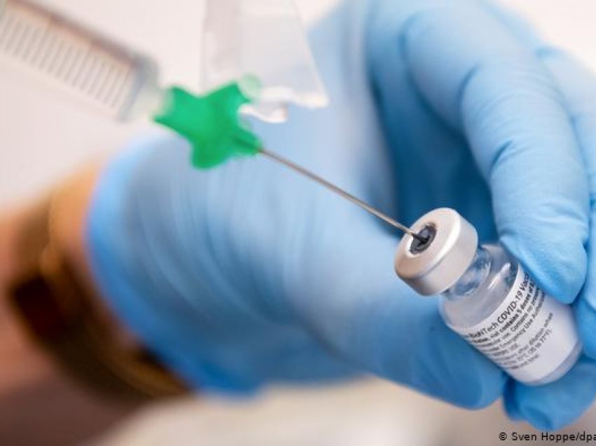 Ekspertët: Shtyrja e dozës së dytë të vaksinës mund të kthehet në problem global