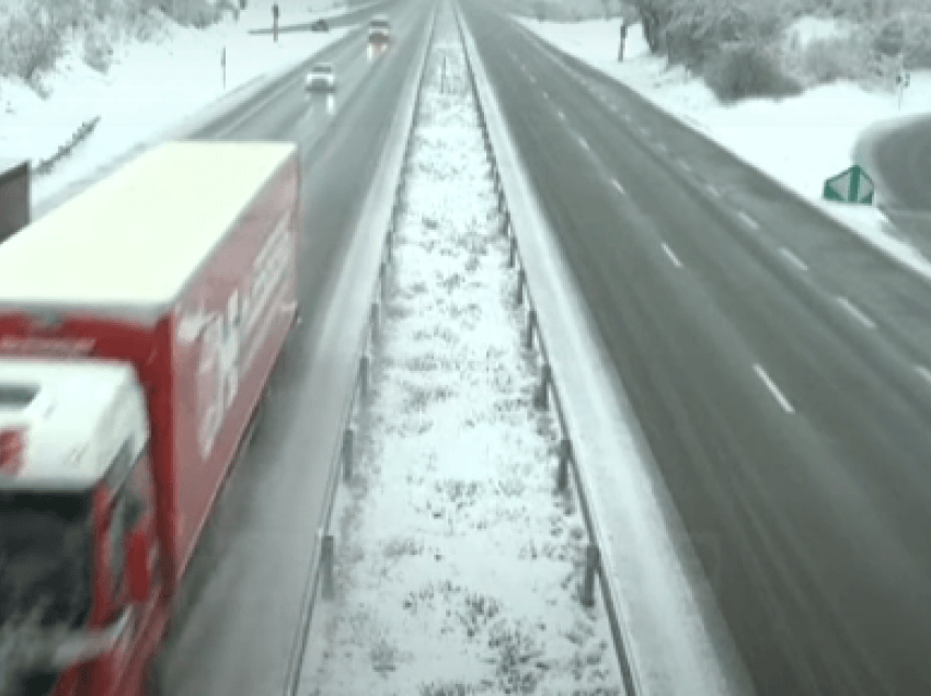 Evropa e mbuluar nga bora: Rrugë të bllokuara, orteqe dhe viktima