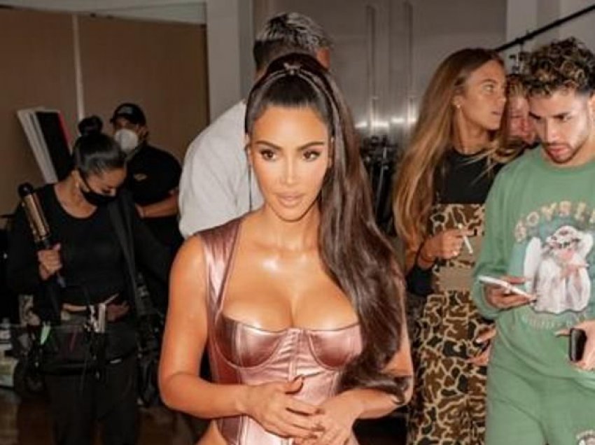 Kim Kardashian vjen me poza provokuese në reklamimin e parfumeve të reja për Shën Valentin