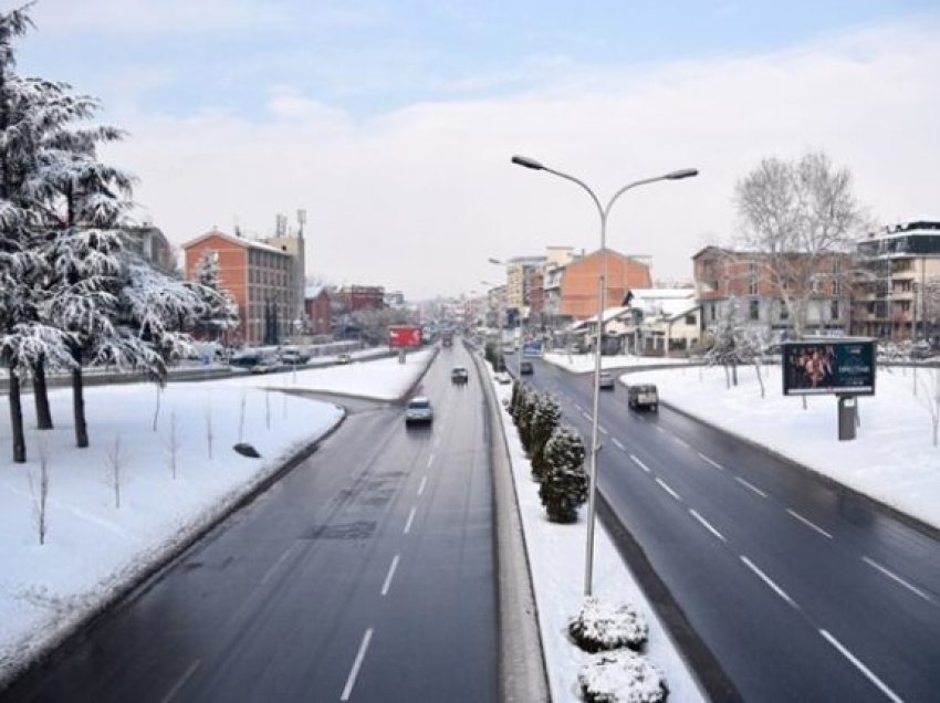 Ministria e Infrastrukturës: Ka vështirësi në qarkullim megjithatë rrugët janë të kalueshme