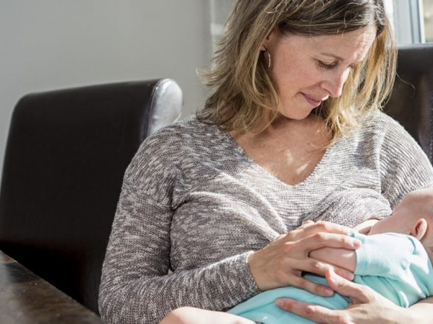 Ide për nënat: Tetë gjëra që mund të bëni gjatë ushqyerjes me gji të foshnjës tuaj