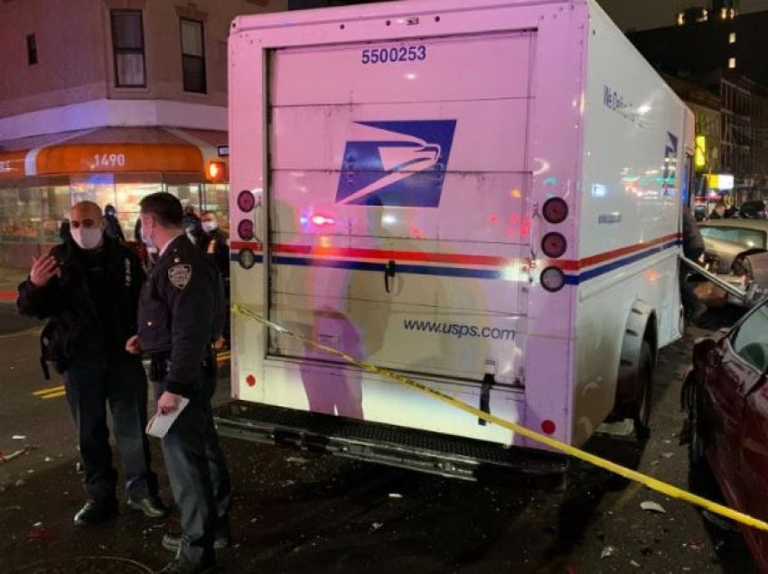 Një grua në New York përplaset në më shumë se 10 vetura me kamionin që e vodhi