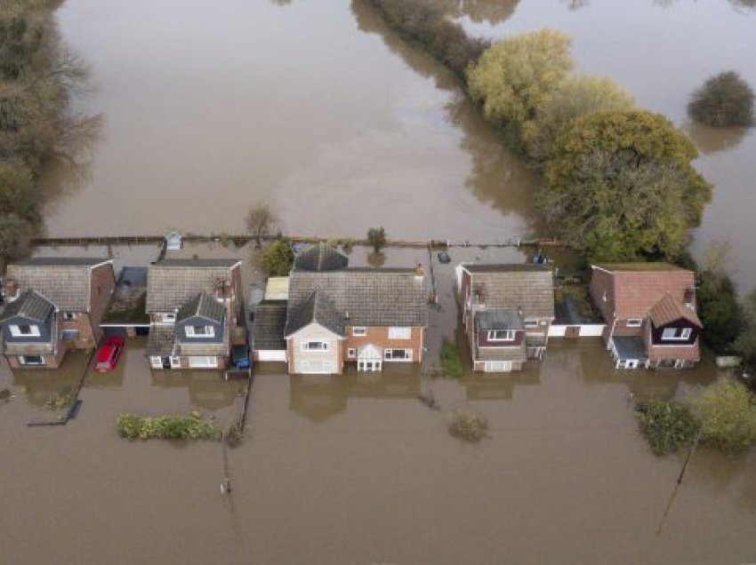 Paralajmërohen vërshime të rrezikshme në Angli, nisin përgatitjet për evakuime