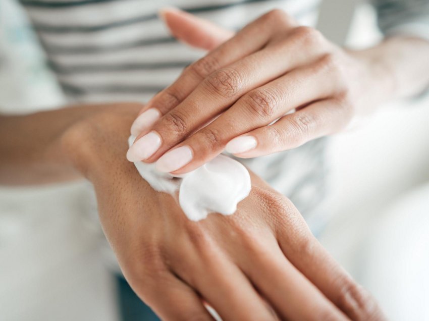6 kura natyrale për të parandaluar tharjen e lëkurës së duarve në këto ditë të ftohta!
