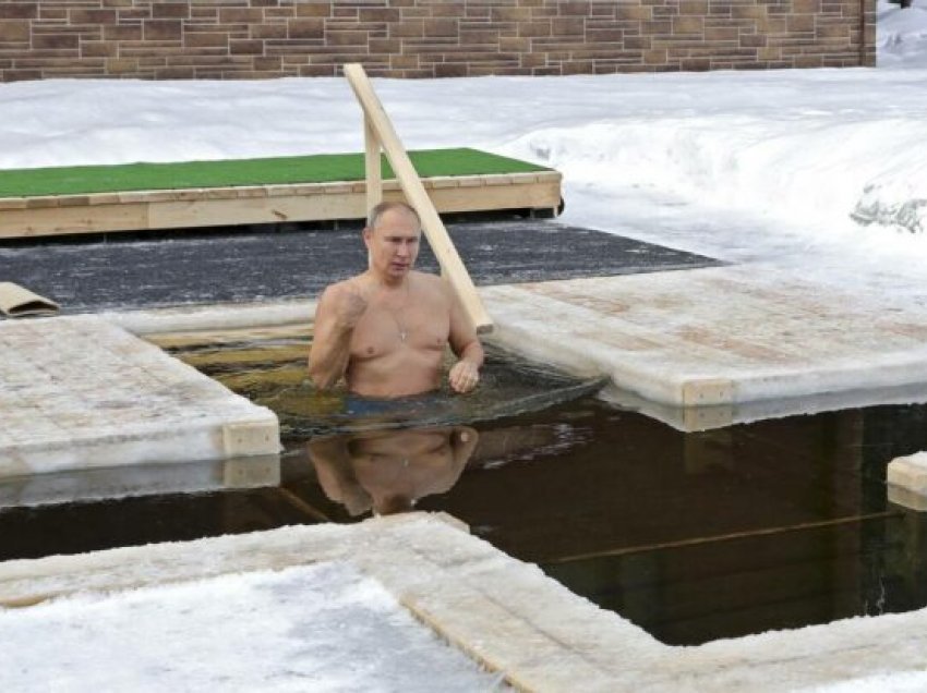 Temperaturat -20 gradë, por Putin lahet në ujë të ftohtë