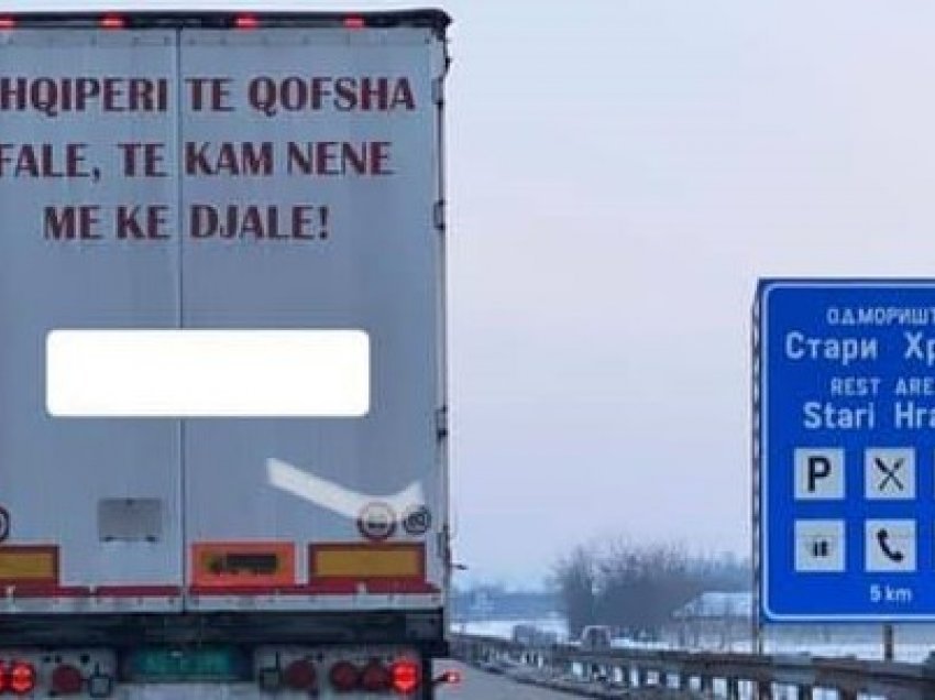 “Shqipëri të qofsha falë, të kam nënë më ke djalë”, shqiptari kalon nëpër Serbi me këtë mbishkrim në kamion