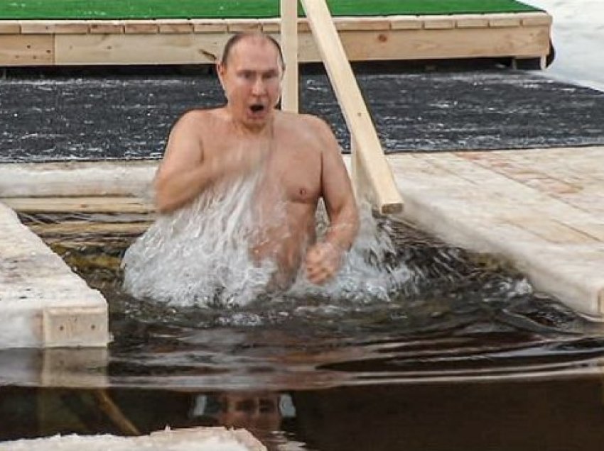 Putin zhytet në ujë në temperaturë -17 C