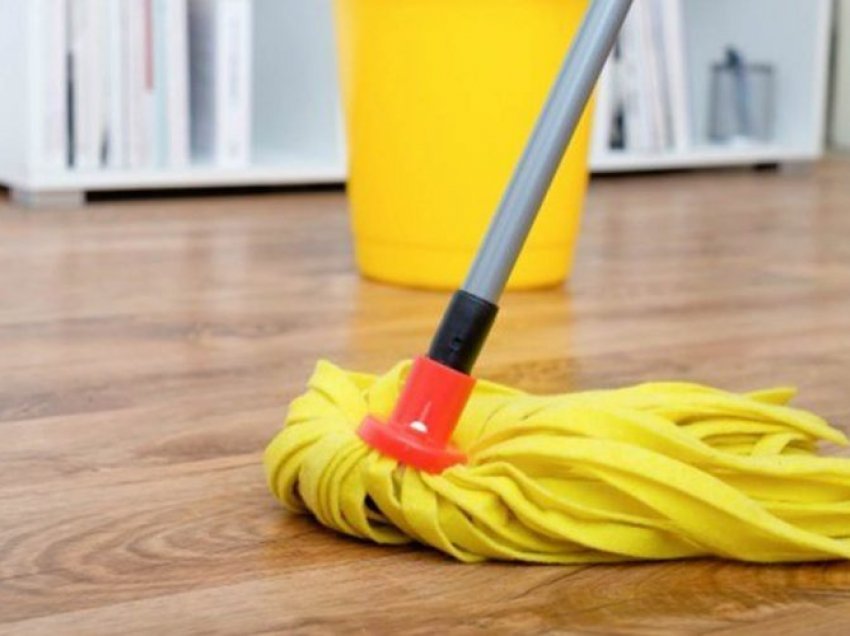 Mënyra e duhur për të pastruar dyshemenë, në mënyrë që të mos keni nevojë ta bëni disa herë