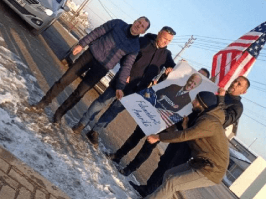 Mbi 100 flamuj e postera rrugës, fshati nga Kosova bëhet gati për inaugurimin e Bidenit si president