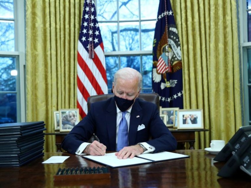 Presidenti Biden shfuqizon disa nga politikat e ish-Presidentit Trump