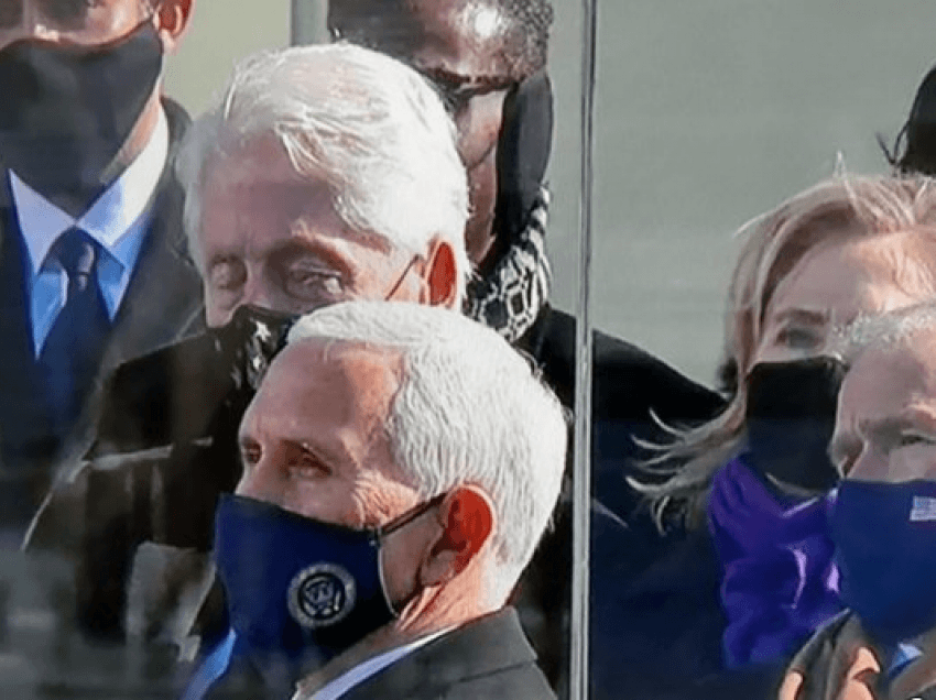 Ish-presidenti 74-vjeçar Bill Clinton, duket se e zë gjumi gjatë ceremonisë së inaugurimit