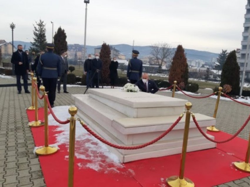 Haradinaj bën homazhe te varri i ish-presidentit Ibrahim Rugova