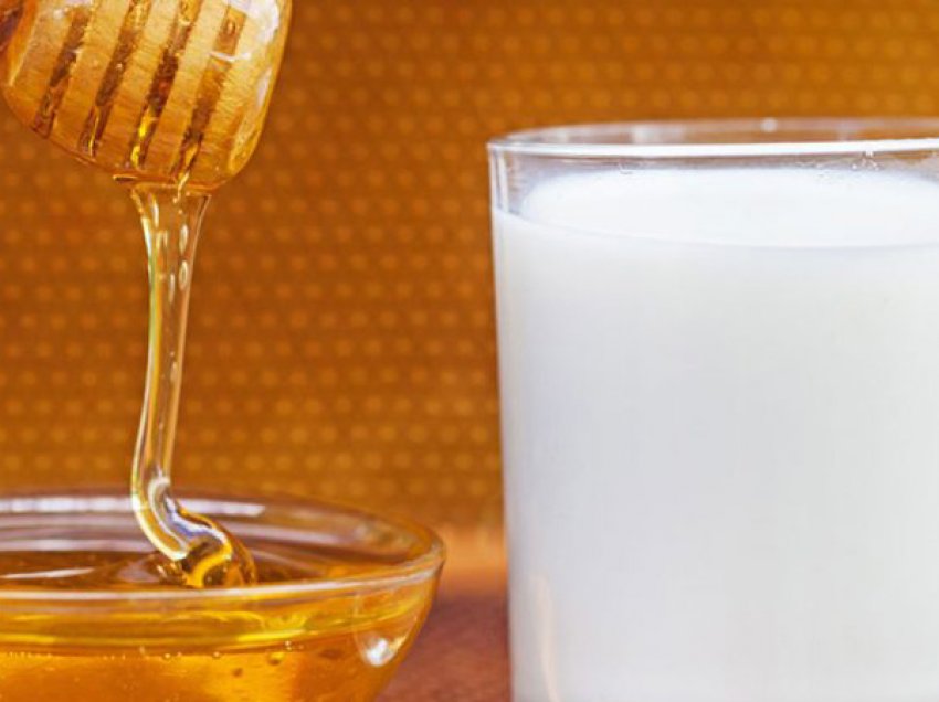 Мед растворяется в воде. Молоко и мед фото. Молоко с мёдом и маслом для чего. Мед с молоком на ночь польза. Молоко с мёдом на ночь польза и вред.