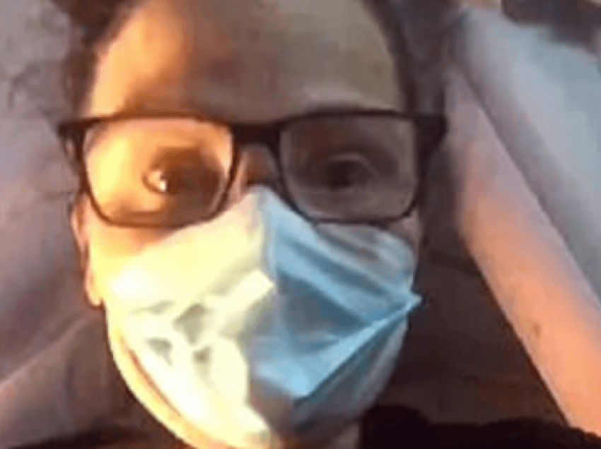 Britanikja tregon si ta vendosni maskën për të mos u avulluar syzet