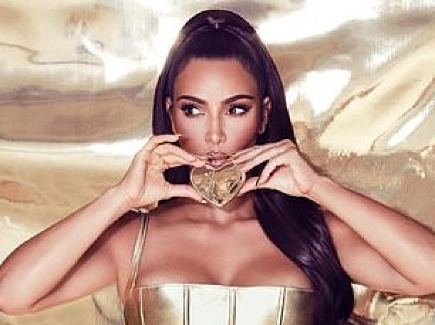 Kim Kardashian shkëlqen në fotosesion e ri për markën “KKW Flagrance”