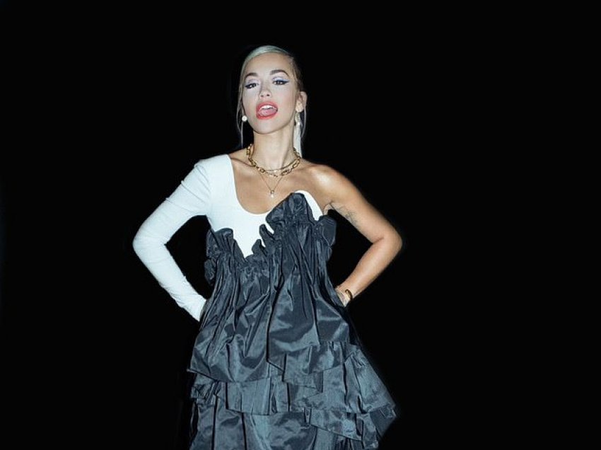Rita Ora sjell pamje nga prapaskenat e “The Masked Singer”, shkëlqen në paraqitjen e radhës me fustanin bardh e zi