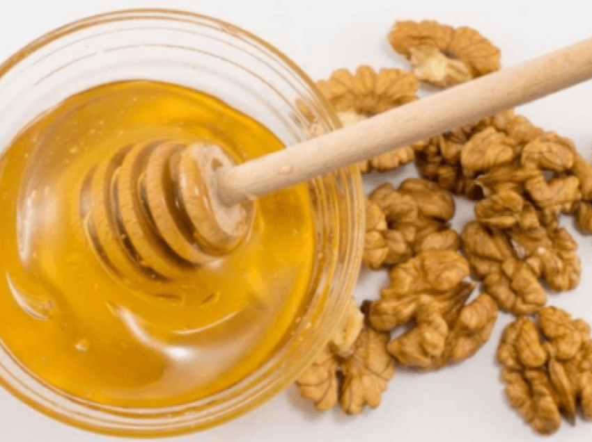 Të mirat që sjell për organizmin mjalta me arra