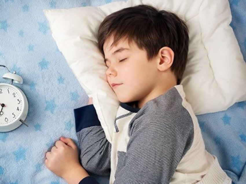 Studimi: Nëse fëmijët flenë herët, nëna është më e shëndetshme