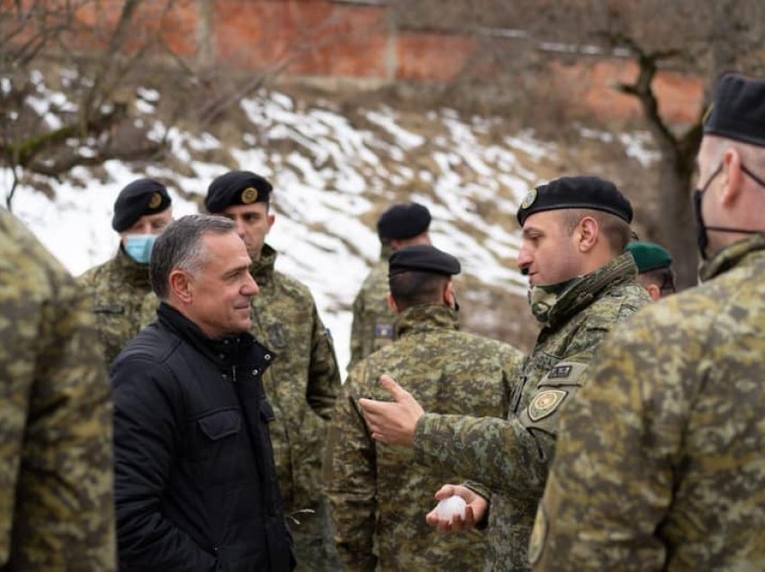 Ahmet Isufi viziton kadetët e Ushtrisë së Kosovës në Zhegoc