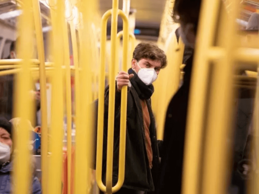 Austria i bën maska të detyrueshme në dyqane, transport publik