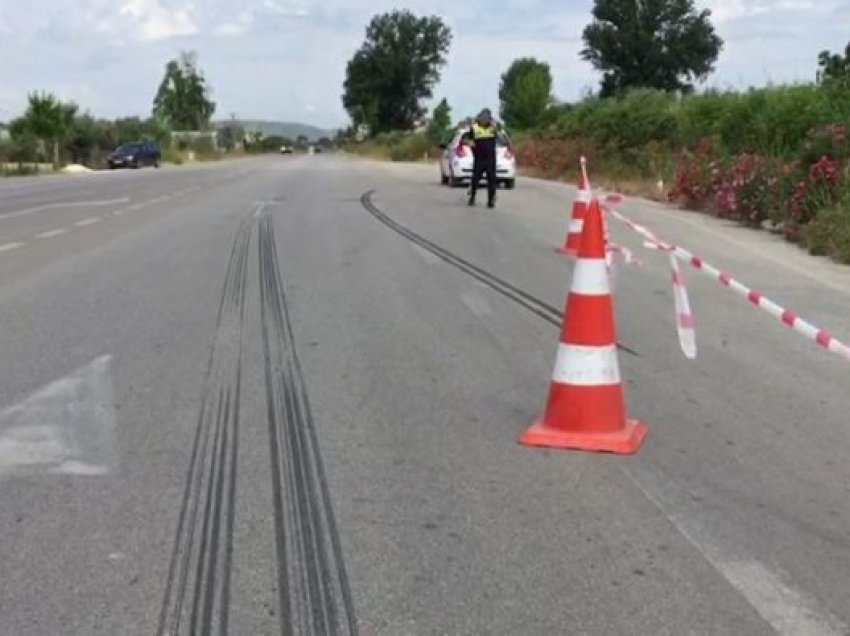Makina përplaset me motorin në Vlorë