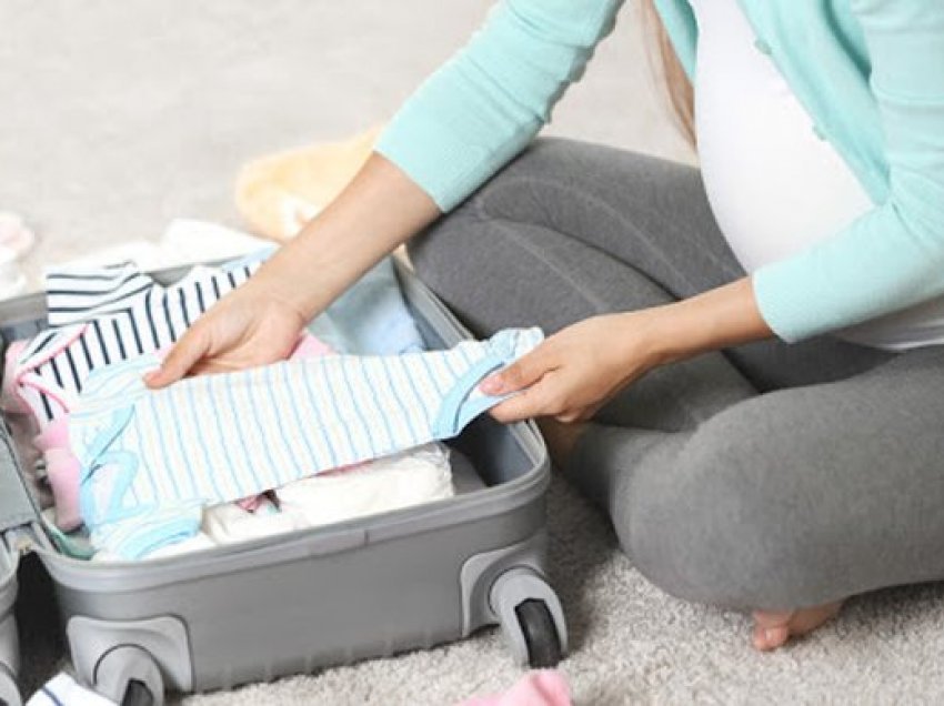 Nëse po përgatisni valixhen e maternitetit, sigurohuni që s’ju kanë shpëtuar këto detaje