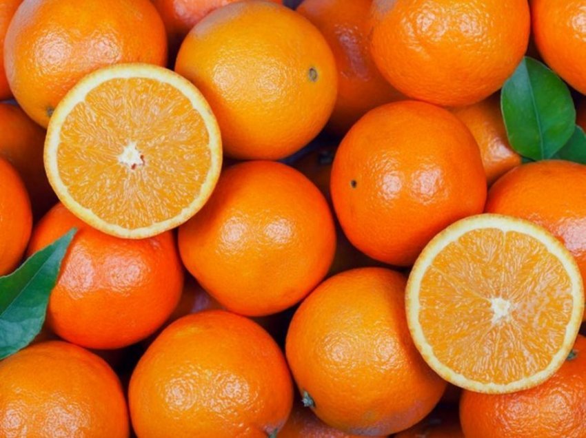 Hanë 30 kilogram portokaj për të evituar pagesën shtesë në aeroport