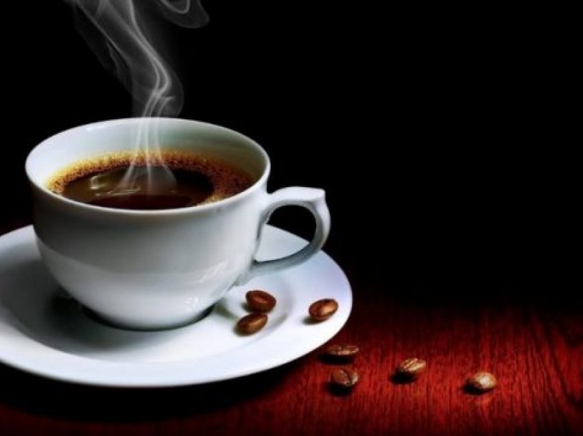 Pse kafeja pihet sa zgjohemi në mëngjes?