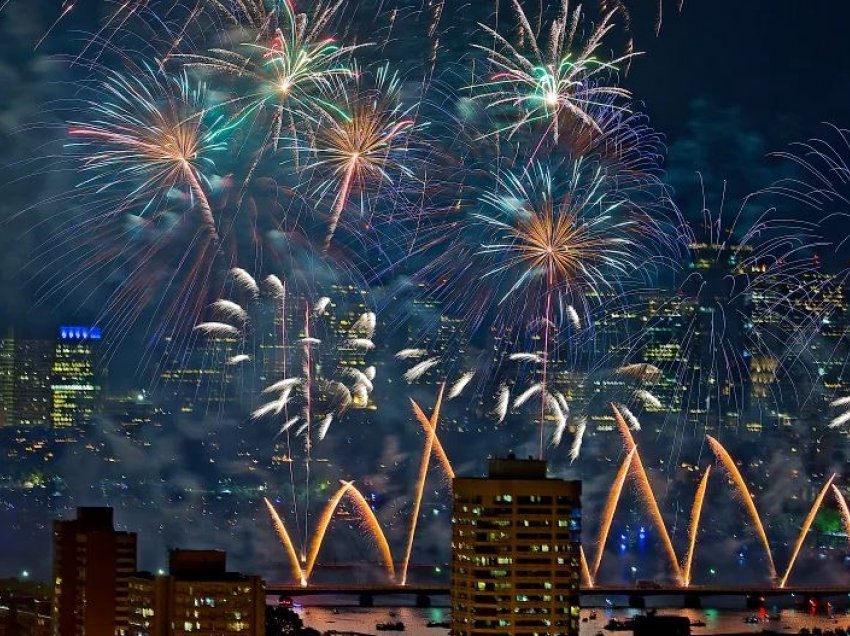 Përdorimi i fishekzjarreve, traditë e katër korrikut në SHBA