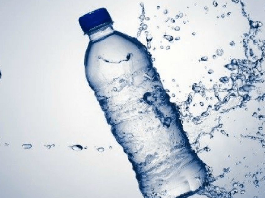 Pse shishet kanë datë skadence kur uji nuk skadon?