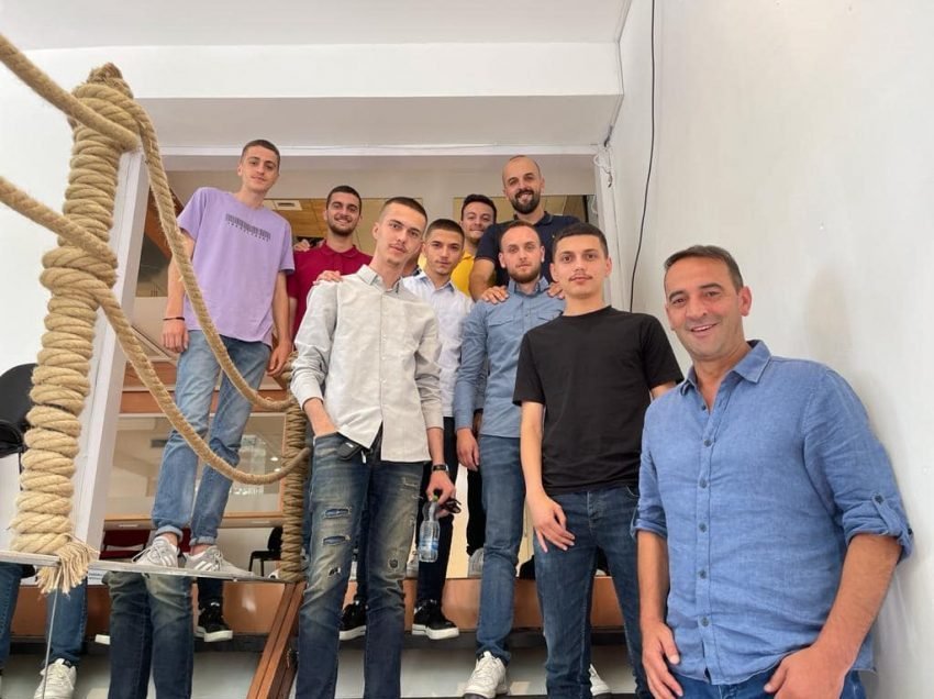 Daut Haradinaj pret një grup të rinjsh: Kam marrë mbështetje për kryetar të Prishtinës