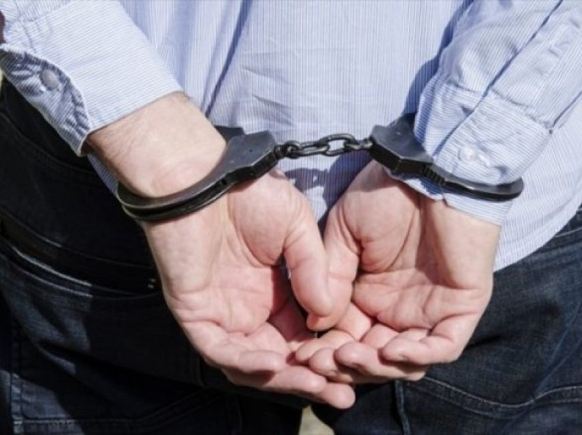 I ofroi 10 euro ryshfet zyrtarit policor në Vërmicë, arrestohet shtetasi i Shqipërisë