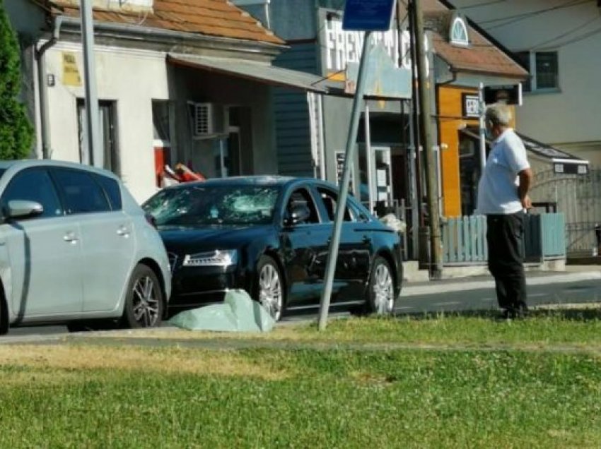 Borxhi, kroati i shkatërron makinën me sëpatë ish-shefit