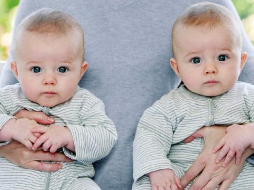 Sfidat që kalojnë nënat me fëmijë binjakë