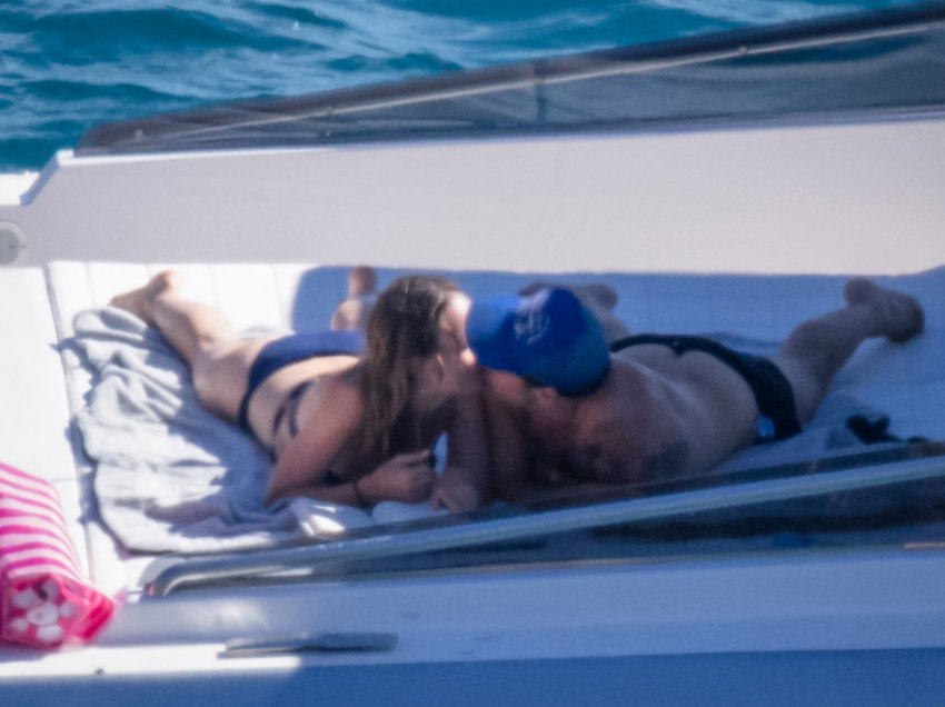 Harry Styles dhe Olivia Wilde nuk mund t’i mbajnë duart larg njëri-tjetrit nën diellin toskan